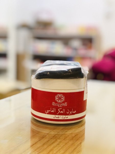 ‏صابون مغربي العروسة مع ليفة تقشير  - صابون مغربي عكر فاسي حجم 350 ML